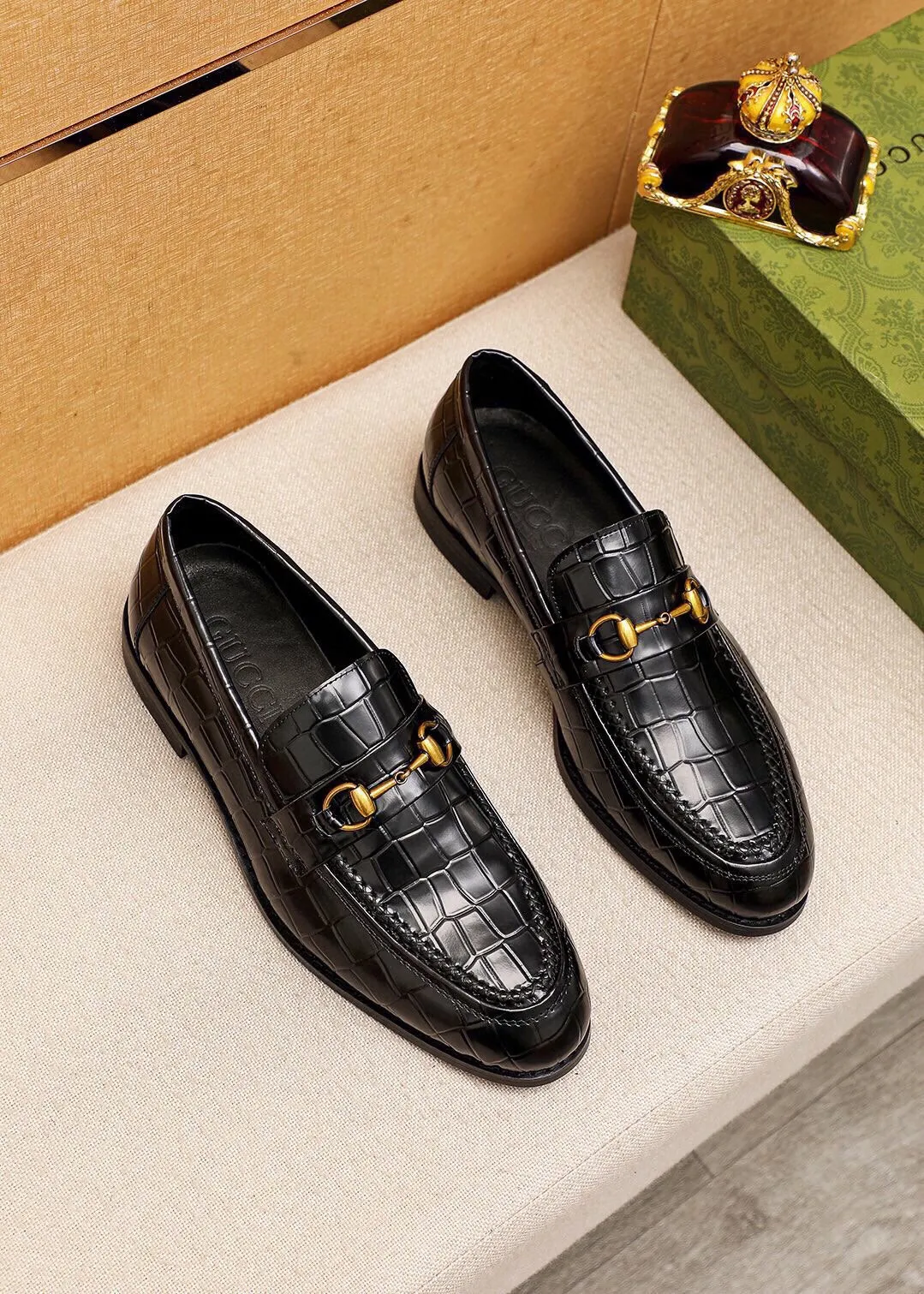Men's shoes 💰460 💐 Product trademark: GUCCI "Gucci" casual leather shoes Regular size: 38-44 (45🉑️customized) Product materials: Selected imported first-layer calfskin embossed upper + luxury hardware buckle, imported water-dyed cow leather lining. Strong three-dimensional visual effect, combined outsole Color: 2⃣️colors available